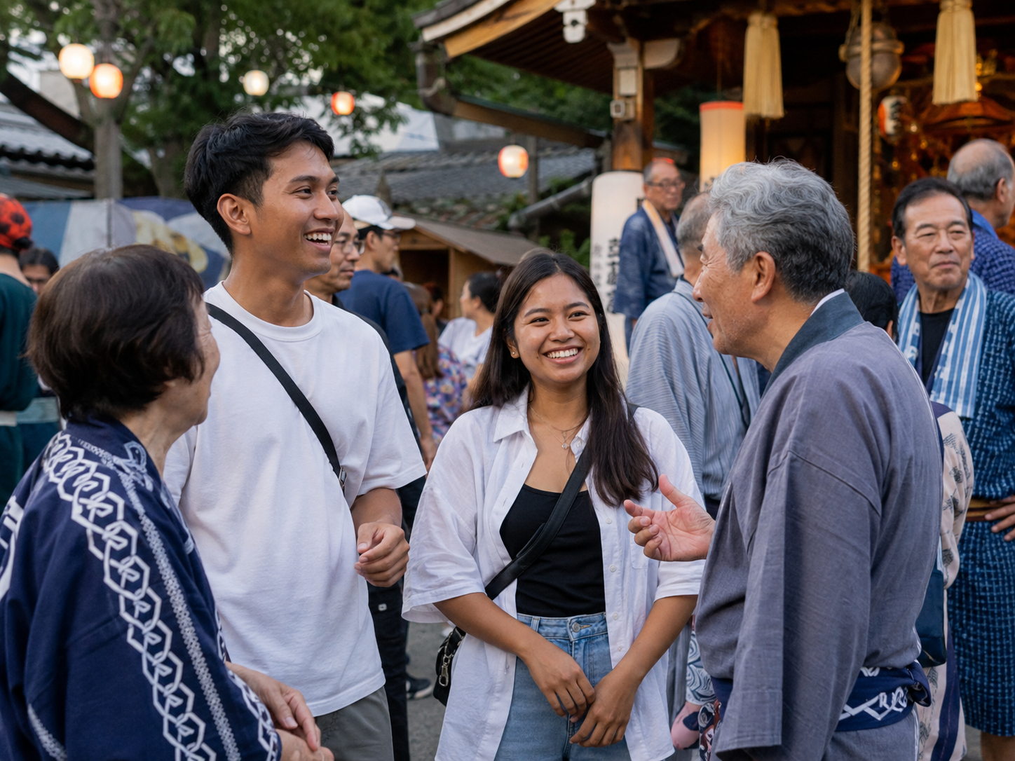 地域の祭りで日本人と外国人が交流する様子